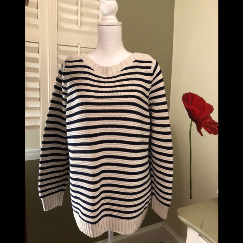 Warm and snuggly on a Fall night…100% cotton thick weave, long sleeve sweater🧣